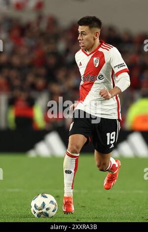 Buenos Aires, Argentina. 25 agosto 2024. Il centrocampista del River Plate Claudio Echeverri controlla il pallone durante la partita del Torneo di calcio professionistico argentino 2024 "Cesar Luis Menotti" contro i Newells Old Boys allo stadio El Monumental di Buenos Aires, il 25 agosto 2024.credito: Alejandro Pagni/Alamy Live News Foto Stock