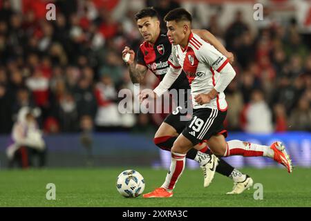 Buenos Aires, Argentina. 25 agosto 2024. Il centrocampista del River Plate Claudio Echeverri () controlla il pallone dopo il centrocampista uruguaiano dei Newells Old Boy Rodrigo Fernandez Cedres durante il Torneo Argentine Professional Football League 2024 "Cesar Luis Menotti" allo stadio El Monumental di Buenos Aires, il 25 agosto 2024. Crediti: Alejandro Pagni/Alamy Live News Foto Stock