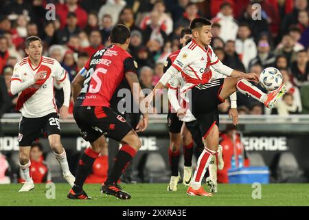 Buenos Aires, Argentina. 25 agosto 2024. Il centrocampista del River Plate Claudio Echeverri (R) controlla il pallone successivo al difensore del Newells Old Boy Victor Velazquez durante la partita "Cesar Luis Menotti" del campionato professionistico argentino 2024 allo stadio El Monumental di Buenos Aires, il 25 agosto 2024. Crediti: Alejandro Pagni/Alamy Live News Foto Stock