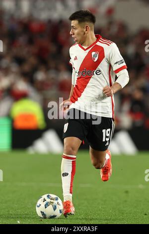 Buenos Aires, Argentina. 25 agosto 2024. Il centrocampista del River Plate Claudio Echeverri controlla il pallone durante la partita del torneo argentino di calcio professionistico 2024 "Cesar Luis Menotti" contro i Newells Old Boys allo stadio El Monumental di Buenos Aires, il 25 agosto 2024. Crediti: Alejandro Pagni/Alamy Live News Foto Stock