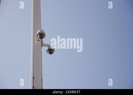 Primo piano della telecamera di sicurezza sulla strada. Foto Stock