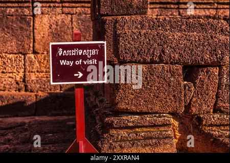 Cartello bilingue "Way of Visit". Tempio di Banteay Srei, parco archeologico di Angkor, provincia di Siem Reap, Cambogia. © Kraig Lieb Foto Stock