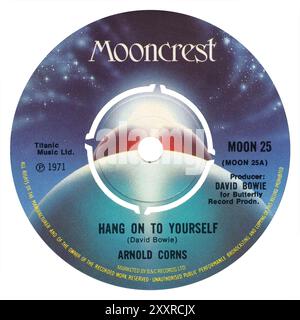 45 RPM 7' etichetta discografica britannica di Hang on to Yourself di Arnold Corns (alias di David Bowie) sull'etichetta Mooncrest dal maggio 1974. Scritto e prodotto da David Bowie. Pubblicato per la prima volta su B&C Records nell'agosto 1972. Foto Stock