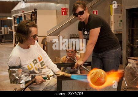 Artisti del vetro al lavoro nella vetreria di Canberra Foto Stock