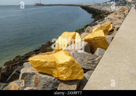 Rocce d'oro, sei rocce d'acqua splendono, come le pepite d'oro "Gold Coast" degli artisti Helen Evans e Heiko Hansen Foto Stock