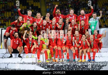 Dresda, Germania. 25 agosto 2024. Calcio, donne: DFB-Supercup, FC Bayern München - VfL Wolfsburg, Rudolf-Harbig-Stadion, Glodis Perla Viggosdottir di Monaco e le giocatrici tifo per il trofeo. Crediti: Robert Michael/dpa/Alamy Live News Foto Stock