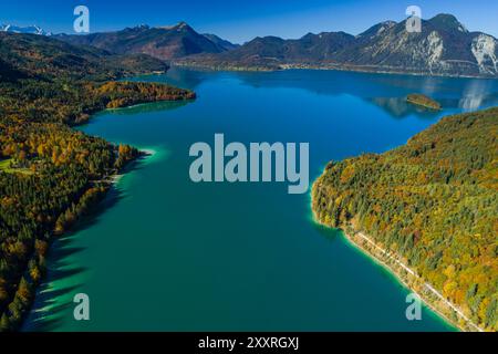 Vista aerea di un bellissimo lago di montagna in autunno di fronte alle montagne, soleggiato, lago di Walchensee, Baviera, Germania, Europa Foto Stock