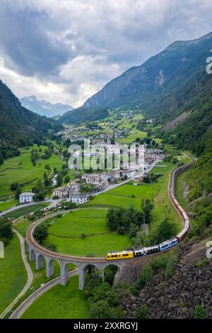 Il Bernina Express passando per il viadotto a spirale di Brusio, Val Poschiavo, Svizzera, Europa. Foto Stock