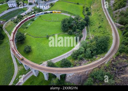 Il Bernina Express passando per il viadotto a spirale di Brusio, Val Poschiavo, Svizzera, Europa. Foto Stock