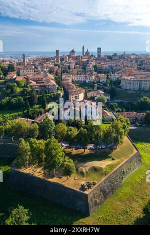 Vista sui tetti, le chiese e le torri della città alta (Città alta) di Bergamo in estate. Bergamo, Lombardia, Italia. Foto Stock