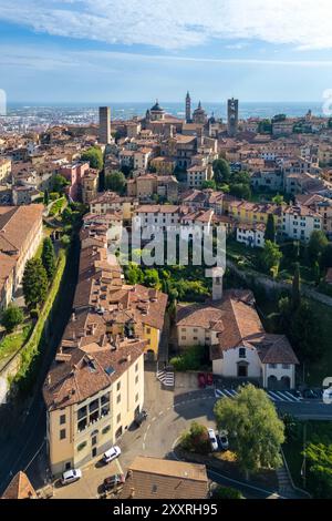 Vista sui tetti, le chiese e le torri della città alta (Città alta) di Bergamo in estate. Bergamo, Lombardia, Italia. Foto Stock