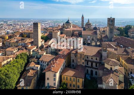 Vista sui tetti, le chiese e le torri della città alta (Città alta) di Bergamo in estate. Bergamo, Lombardia, Italia. Foto Stock