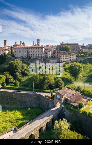 Vista sui tetti, le chiese e le torri della città alta (Città alta) di Bergamo in estate. Bergamo, Lombardia, Italia. Foto Stock