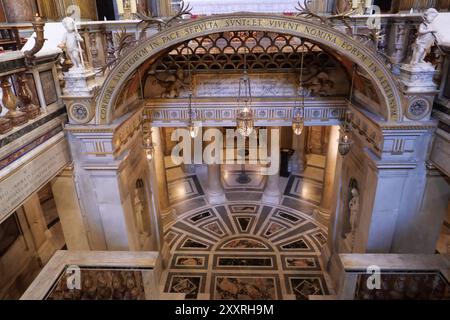 VISTA DELLA TOMBA DEI SANTI APOSTOLI FILIPPO E GIACOMO ALL'INTERNO DELLA BASILICA DEI SS. XII APOSTOLI Foto Stock