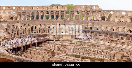Vista panoramica del Colosseo dall'interno. Roma, Italia Foto Stock