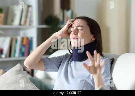 Capricciosa donna convalescente che si lamenta da sola a casa Foto Stock