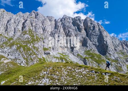 Veduta della Presolana ricoperta di nuvole e del bivacco Città di Clusone. Castione della Presolana, Val Seriana, Bergamo, Lombardia, Italia. Foto Stock