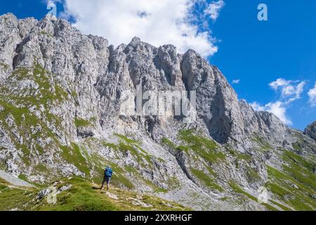 Veduta della Presolana ricoperta di nuvole e del bivacco Città di Clusone. Castione della Presolana, Val Seriana, Bergamo, Lombardia, Italia. Foto Stock