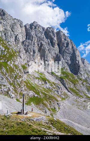 Veduta della Presolana ricoperta di nuvole e del bivacco Città di Clusone. Castione della Presolana, Val Seriana, Bergamo, Lombardia, Italia. Foto Stock