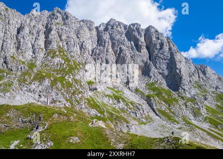 Veduta della Presolana ricoperta di nuvole e del bivacco Città di Clusone. Castione della Presolana, Val Seriana, Bergamo, Lombardia, Italia. Foto Stock