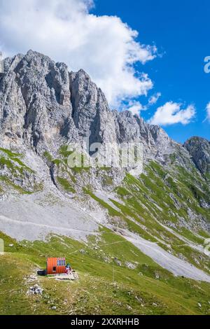 Veduta della Presolana ricoperta di nuvole e del bivacco Città di Clusone. Castione della Presolana, Val Seriana, Bergamo, Lombardia, Italia. Foto Stock