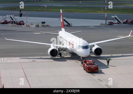 Der Airbus A321-231 A321 der Fluglinie Wizz Air W6 / WZZ mit der Registrierung ha-LTC MSN: 08295 rollt am Flughafen Hamburg Airport EDDH/HAM. Amburgo Amburgo Germania *** l'Airbus A321 231 A321 della compagnia aerea Wizz Air W6 WZZ con registrazione ha LTC MSN 08295 è in fase di rullaggio presso l'aeroporto di Amburgo EDDH HAM Amburgo Amburgo Germania Foto Stock