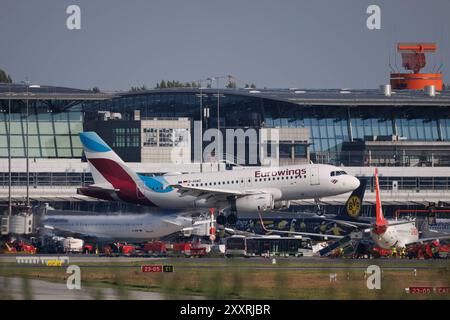 Der Airbus A319-132 A319 der Fluglinie Eurowings EW / EWG mit der Registrierung D-AGWZ MSN: 5978 landet am Flughafen Hamburg Airport EDDH/HAM. Amburgo Amburgo Germania *** l'Airbus A319 132 A319 della compagnia aerea Eurowings EW EWG con registrazione D AGWZ MSN 5978 atterra all'aeroporto di Amburgo EDDH HAM Amburgo Germania Foto Stock