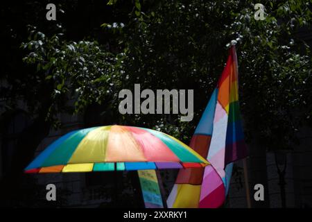 Vienna, Austria. 26 agosto 2024. Bandiera arcobaleno e ombrellone con colori arcobaleno visti durante la Pride Parade di Vienna, Austria, nel giugno 2024. ///Regenbogenfahne und Sonnenschirm mit Regenbogenfarben gesehen während der Pride Parade a Vienna, Österreich, im Juni 2024. - 20240826 PD0242 credito: APA-PictureDesk/Alamy Live News Foto Stock