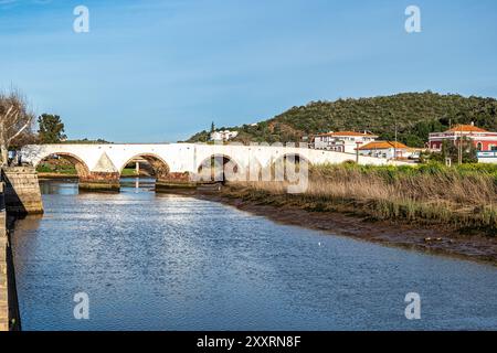 Il ponte romano, Ponte Romana nella storica città di Silves, nella regione dell'Algarve, in Portogallo. Foto Stock