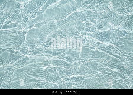 Acqua blu trasparente con raggi di sole, sfondo astratto Foto Stock