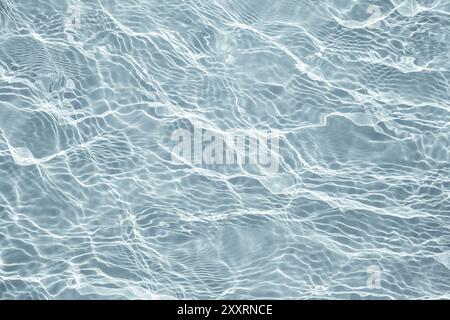 Acqua blu trasparente con raggi di sole, sfondo astratto Foto Stock
