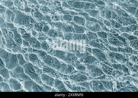 Acqua blu trasparente con raggi di sole, sfondo astratto Foto Stock