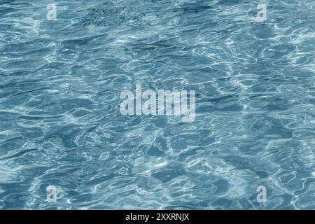 Acqua blu trasparente con raggi di sole, sfondo astratto Foto Stock