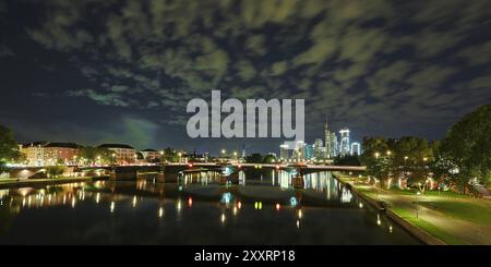 25.08.2024 Museumsuferfest letzter Tag mit Blick von der Flößerbrücke auf die Ignatz-Bubis-Brücke und die Skyline Frankfurt Main Hessen Deutschland *** 25 08 2024 Museumsuferfest ultimo giorno con vista dal Flößerbrücke al Ponte Ignatz Bubis e allo skyline di Francoforte Main Hesse Germania Foto Stock