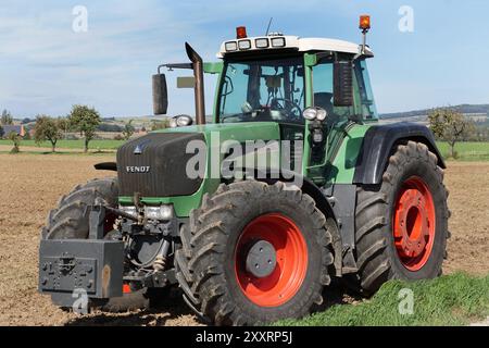 Landwirtschaft-Trecker mit Drillmaschine und Egge drillt Zwischenfrucht a Hohnstedt im Landkreis Northeim a Niedersachsen. Landwirtschaft-Ackerschlepper Drillt Zwischenfrucht *** trattore agricolo con seminatrice e erpici raccogliere il raccolto a Hohnstedt, nel distretto di Northeim, nella bassa Sassonia, i trattori agricoli perforano il raccolto Foto Stock