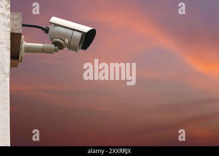 Sistema di telecamere CCTV su sfondo cielo crepuscolo con spazio di copia. Foto Stock