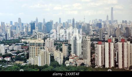 SHANGHAI, CINA - 25 AGOSTO 2022 - (FILE) foto aerea mostra lo skyline della città di grattacieli a Shanghai, Cina, 25 settembre 2022. Foto Stock