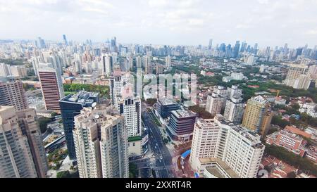 SHANGHAI, CINA - 25 AGOSTO 2022 - (FILE) foto aerea mostra lo skyline della città di grattacieli a Shanghai, Cina, 25 settembre 2022. Foto Stock