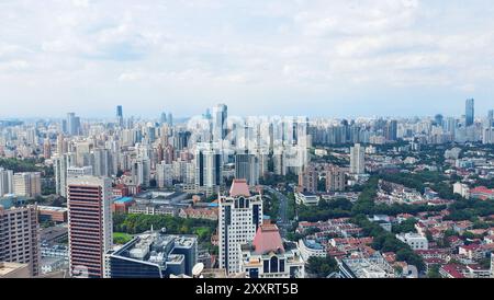 SHANGHAI, CINA - 25 AGOSTO 2022 - (FILE) foto aerea mostra lo skyline della città di grattacieli a Shanghai, Cina, 25 settembre 2022. Foto Stock