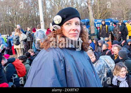 XR Rebellion Block dell'autostrada A12 e Utrechtsebaan. Gli attivisti della ribellione XR bloccano l'autostrada A12 che conduce alla città l'11 marzo 2023 per chiedere un divieto di finanziamento delle cooperazioni di combustibili fossili da parte del governo nazionale. Poiché questa è stata la terza manifestazione su quel punto, la Riot & Military Police ha violentemente posto fine alla riunione di oltre 3,000 attivisti e sostenitori. L'Aia, l'aia, S-Gravenhage, Paesi Bassi. Den Haag, S-Gravenhage, The Hag A12 / Utrechtsebaan Zuid-Holland Nederland Copyright: XGuidoxKoppesxPhotox Foto Stock