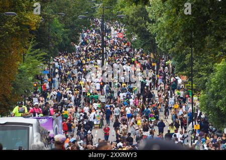 Londra, Regno Unito. 25 agosto 2024. Migliaia di persone affollano le strade il primo giorno del Carnevale di Notting Hill di quest'anno. Crediti: Vuk Valcic/Alamy Live News Foto Stock