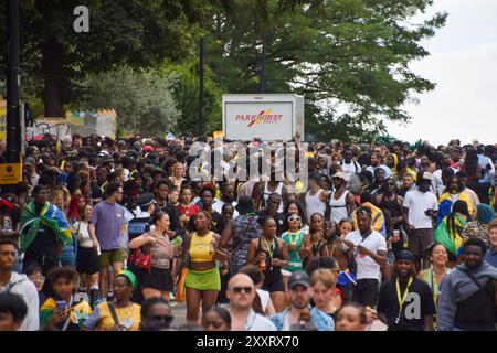 Londra, Regno Unito. 25 agosto 2024. Migliaia di persone affollano le strade il primo giorno del Carnevale di Notting Hill di quest'anno. Crediti: Vuk Valcic/Alamy Live News Foto Stock