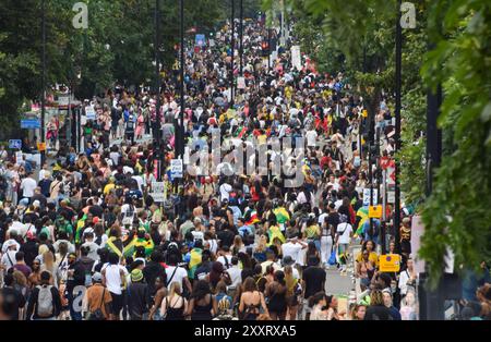 Londra, Regno Unito. 25 agosto 2024. Migliaia di persone affollano le strade il primo giorno del Carnevale di Notting Hill di quest'anno. Crediti: Vuk Valcic/Alamy Live News Foto Stock