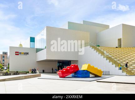 Ingresso della Lego House, casa dei mattoni, a Billund, Danimarca, un edificio progettato dal Bjarke Ingels Group per mostrare i giocattoli da costruzione del marchio. Foto Stock