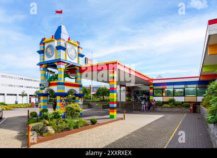 Le famiglie aspettano sotto il portico dell'Hotel Legoland accanto al parco Legoland di Billund, Danimarca, un parco a tema incentrato sul marchio di giocattoli Lego Building. Foto Stock