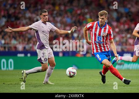 Madrid, Spagna. 26 agosto 2024. MADRID, SPAGNA - AGOSTO 26: Alexander Sorloth centroattaccante dell'Atletico de Madrid gareggia per il pallone con Miguel Gutierrez retrocesso del Girona FC durante la partita LaLiga EA Sports tra Club Atletico de Madrid e Girona FC allo stadio Civitas Metropolitano il 25 agosto 2024 a Madrid, Spagna. (Foto di Jose Torres/Photo Players Images/Magara Press) credito: Magara Press SL/Alamy Live News Foto Stock