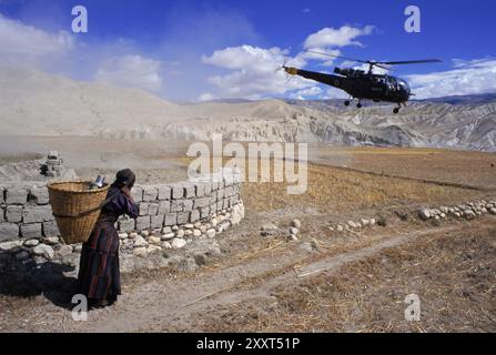 Turisti che lasciano la fattoria in elicottero, lo Manthang, Nepal. Foto Stock