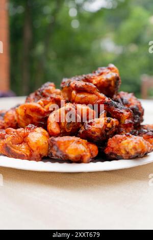 Ali di pollo fritte su un piatto in un ristorante, concentrazione selettiva Foto Stock