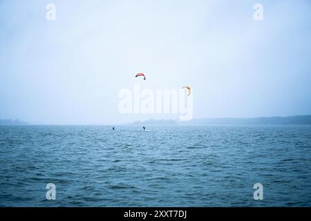 Kite surfisti sul lago. Foto Stock