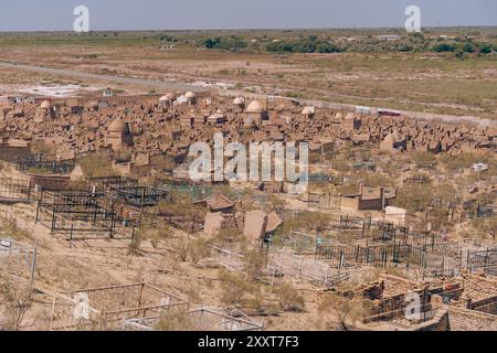 Un paesaggio desertico con un gran numero di piccoli edifici Foto Stock